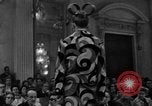 Immagine di Sfilata di moda Firenze Italia, 1967, secondo 30 filmato di repertorio 65675073297