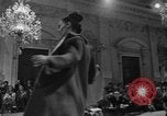 Immagine di Sfilata di moda Firenze Italia, 1967, secondo 35 filmato di repertorio 65675073297