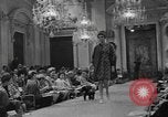 Immagine di Sfilata di moda Firenze Italia, 1967, secondo 41 filmato di repertorio 65675073297