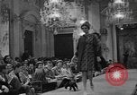 Immagine di Sfilata di moda Firenze Italia, 1967, secondo 42 filmato di repertorio 65675073297