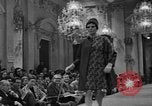 Immagine di Sfilata di moda Firenze Italia, 1967, secondo 43 filmato di repertorio 65675073297
