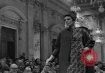 Immagine di Sfilata di moda Firenze Italia, 1967, secondo 44 filmato di repertorio 65675073297