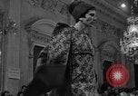 Immagine di Sfilata di moda Firenze Italia, 1967, secondo 46 filmato di repertorio 65675073297