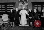 Image Hubert H Humphrey Cité du Vatican à Rome Italie, 1967, de la seconde 15 séquences d'archives historiques vidéo 65675073303