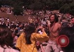 Immagine di Hippies danze ad un amore in Los Angeles County California USA, 1968, secondo 11 filmato di repertorio 65675073325