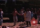 Immagine di Hippies danze ad un amore in Los Angeles County California USA, 1968, secondo 16 filmato di repertorio 65675073325