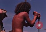 Immagine di Hippies danze ad un amore in Los Angeles County California USA, 1968, secondo 26 filmato di repertorio 65675073325