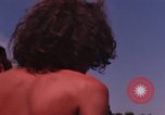 Immagine di Hippies danze ad un amore in Los Angeles County California USA, 1968, secondo 39 filmato di repertorio 65675073325