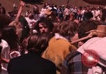 Immagine di Hippies danze ad un amore in Los Angeles County California USA, 1968, secondo 46 filmato di repertorio 65675073325