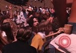 Immagine di Hippies danze ad un amore in Los Angeles County California USA, 1968, secondo 48 filmato di repertorio 65675073325