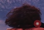 Immagine di Hippies danze ad un amore in Los Angeles County California USA, 1968, secondo 54 filmato di repertorio 65675073325