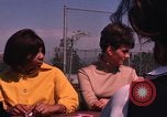 Standbild Studenten Los Angeles California USA, 1968, aus Sekunde 29 historischem Filmmaterial Videoclip 65675073332
