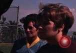 Standbild Studenten Los Angeles California USA, 1968, aus Sekunde 55 historischem Filmmaterial Videoclip 65675073332