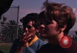 Standbild Studenten Los Angeles California USA, 1968, aus Sekunde 56 historischem Filmmaterial Videoclip 65675073332