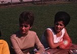 Standbild Studenten Los Angeles California USA, 1968, aus Sekunde 57 historischem Filmmaterial Videoclip 65675073332
