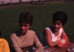 Standbild Studenten Los Angeles California USA, 1968, aus Sekunde 59 historischem Filmmaterial Videoclip 65675073332
