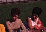 Standbild Studenten Los Angeles California USA, 1968, aus Sekunde 60 historischem Filmmaterial Videoclip 65675073332