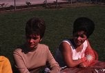 Standbild Studenten Los Angeles California USA, 1968, aus Sekunde 61 historischem Filmmaterial Videoclip 65675073332