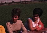 Standbild Studenten Los Angeles California USA, 1968, aus Sekunde 62 historischem Filmmaterial Videoclip 65675073332