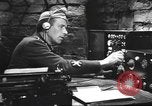 Image La sécurité de la transmission radio Hollywood Los Angeles California USA, 1943, de la seconde 13 séquences d'archives historiques vidéo 65675073343