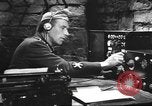 Image La sécurité de la transmission radio Hollywood Los Angeles California USA, 1943, de la seconde 14 séquences d'archives historiques vidéo 65675073343