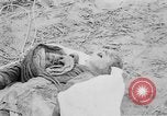 Standbild Masse Vergraben von Gardelegen Massaker Opfer Gardelegen Deutschland, 1945, aus Sekunde 8 historischem Filmmaterial Videoclip 65675073349