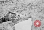 Standbild Masse Vergraben von Gardelegen Massaker Opfer Gardelegen Deutschland, 1945, aus Sekunde 9 historischem Filmmaterial Videoclip 65675073349