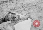 Standbild Masse Vergraben von Gardelegen Massaker Opfer Gardelegen Deutschland, 1945, aus Sekunde 10 historischem Filmmaterial Videoclip 65675073349