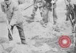 Standbild Masse Vergraben von Gardelegen Massaker Opfer Gardelegen Deutschland, 1945, aus Sekunde 23 historischem Filmmaterial Videoclip 65675073349