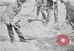 Standbild Masse Vergraben von Gardelegen Massaker Opfer Gardelegen Deutschland, 1945, aus Sekunde 24 historischem Filmmaterial Videoclip 65675073349
