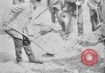 Standbild Masse Vergraben von Gardelegen Massaker Opfer Gardelegen Deutschland, 1945, aus Sekunde 25 historischem Filmmaterial Videoclip 65675073349