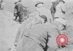 Standbild Masse Vergraben von Gardelegen Massaker Opfer Gardelegen Deutschland, 1945, aus Sekunde 27 historischem Filmmaterial Videoclip 65675073349