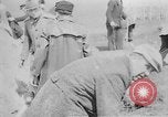 Standbild Masse Vergraben von Gardelegen Massaker Opfer Gardelegen Deutschland, 1945, aus Sekunde 29 historischem Filmmaterial Videoclip 65675073349