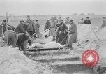 Standbild Masse Vergraben von Gardelegen Massaker Opfer Gardelegen Deutschland, 1945, aus Sekunde 36 historischem Filmmaterial Videoclip 65675073349