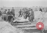 Standbild Masse Vergraben von Gardelegen Massaker Opfer Gardelegen Deutschland, 1945, aus Sekunde 37 historischem Filmmaterial Videoclip 65675073349