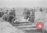 Standbild Masse Vergraben von Gardelegen Massaker Opfer Gardelegen Deutschland, 1945, aus Sekunde 38 historischem Filmmaterial Videoclip 65675073349