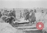 Standbild Masse Vergraben von Gardelegen Massaker Opfer Gardelegen Deutschland, 1945, aus Sekunde 41 historischem Filmmaterial Videoclip 65675073349