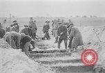 Standbild Masse Vergraben von Gardelegen Massaker Opfer Gardelegen Deutschland, 1945, aus Sekunde 43 historischem Filmmaterial Videoclip 65675073349