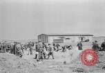 Standbild Masse Vergraben von Gardelegen Massaker Opfer Gardelegen Deutschland, 1945, aus Sekunde 46 historischem Filmmaterial Videoclip 65675073349