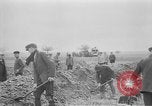 Standbild Masse Vergraben von Gardelegen Massaker Opfer Gardelegen Deutschland, 1945, aus Sekunde 53 historischem Filmmaterial Videoclip 65675073349