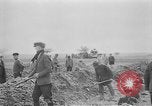 Standbild Masse Vergraben von Gardelegen Massaker Opfer Gardelegen Deutschland, 1945, aus Sekunde 54 historischem Filmmaterial Videoclip 65675073349