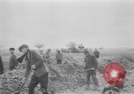 Standbild Masse Vergraben von Gardelegen Massaker Opfer Gardelegen Deutschland, 1945, aus Sekunde 55 historischem Filmmaterial Videoclip 65675073349