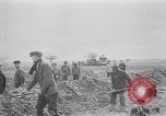 Standbild Masse Vergraben von Gardelegen Massaker Opfer Gardelegen Deutschland, 1945, aus Sekunde 59 historischem Filmmaterial Videoclip 65675073349