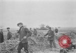 Standbild Masse Vergraben von Gardelegen Massaker Opfer Gardelegen Deutschland, 1945, aus Sekunde 60 historischem Filmmaterial Videoclip 65675073349