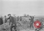 Standbild Masse Vergraben von Gardelegen Massaker Opfer Gardelegen Deutschland, 1945, aus Sekunde 61 historischem Filmmaterial Videoclip 65675073349