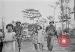 Standbild amerikanische Soldaten Baguio philippinischen Inseln, 1945, aus Sekunde 57 historischem Filmmaterial Videoclip 65675073350