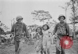 Standbild amerikanische Soldaten Baguio philippinischen Inseln, 1945, aus Sekunde 59 historischem Filmmaterial Videoclip 65675073350