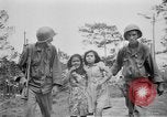 Standbild amerikanische Soldaten Baguio philippinischen Inseln, 1945, aus Sekunde 60 historischem Filmmaterial Videoclip 65675073350