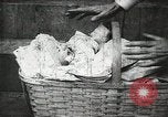 Standbild Dieb entführt Baby United States USA, 1905, aus Sekunde 9 historischem Filmmaterial Videoclip 65675073377