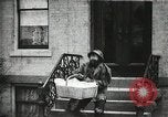 Standbild Dieb entführt Baby United States USA, 1905, aus Sekunde 11 historischem Filmmaterial Videoclip 65675073377